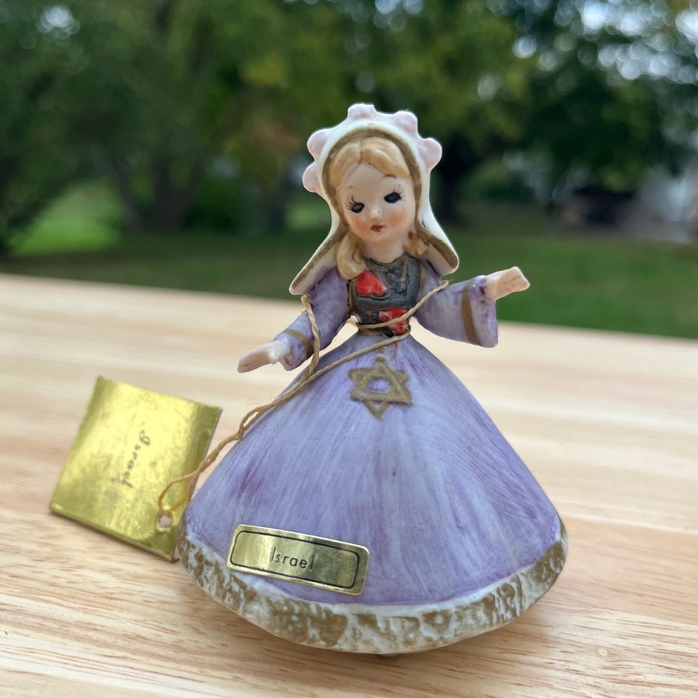 Josef Original Israel Little International Bisque Figurine W Booklet